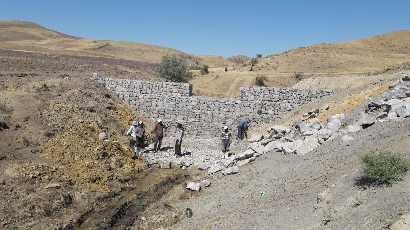 نمایی از عملیات گابیون کاری در حوزه آقکند