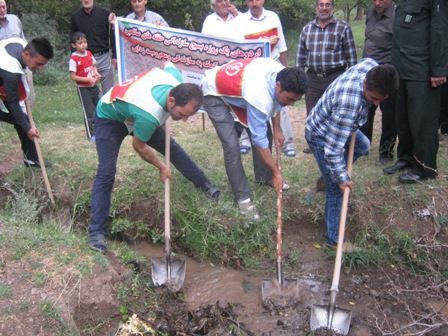  جوانان بسیج سازندگی به کمک کشاورزان میانه ای شتافتند