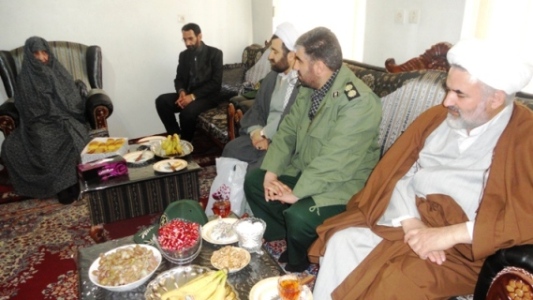  از خانواده شهید ایمانی توسط مسئول نمایندگی ولی فقیه سپاه عاشورا دیدار شد