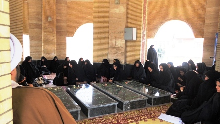  نشست بصیرتی بسیج خواهران میانه در کنار مزار شهدای گمنام برگزار شد