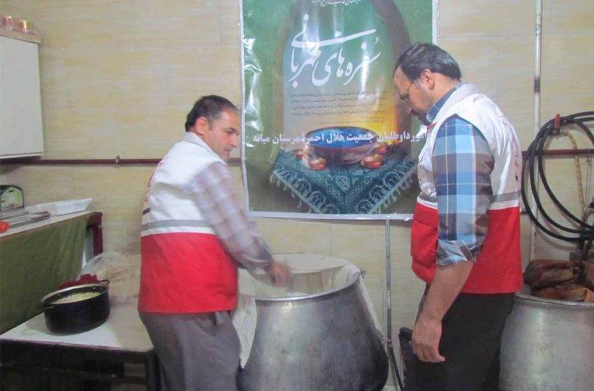  توزیع غذای سحری وسبدکالابین نیازمندان وایتام توسط امورداوطلبان هلال احمرمیانه