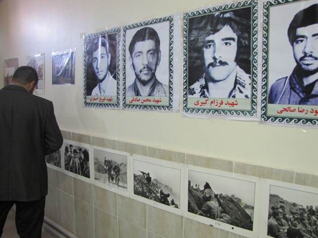  نمایشگاه عکس از دلاوریهای رزمندگان در دانشگاه پیام نور مرکز میانه برگزار شد