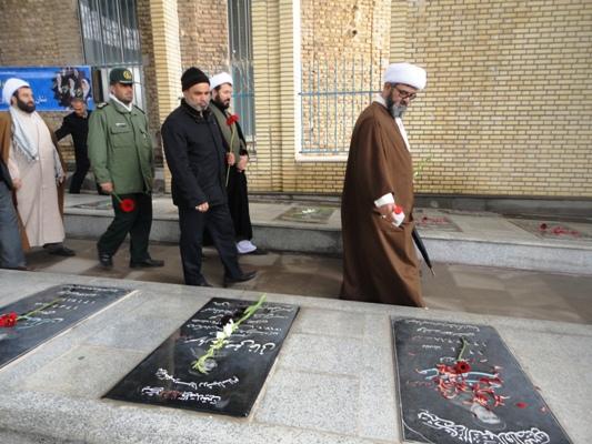  مزار شهدای شهرستان میانه به مناسبت هفته بسیج، گلباران و عطرافشانی شد