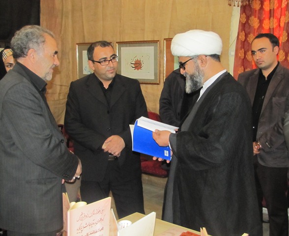  بازدید امام جمعه محترم شهرستان میانه از نمایشگاه خوشنویسی دانشگاه پیام نور میانه