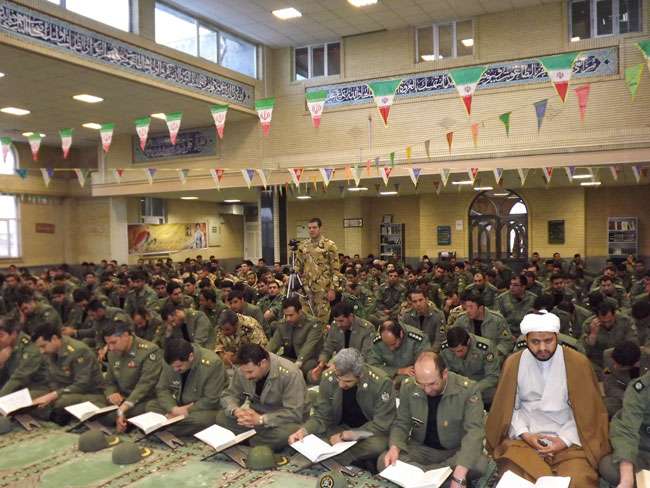  برگزاری محفل انس با قرآن کریم  به مناسبت دهه فجردر مسجد الغدیر تیپ ۳۶ پیاده مکانیزه میانه