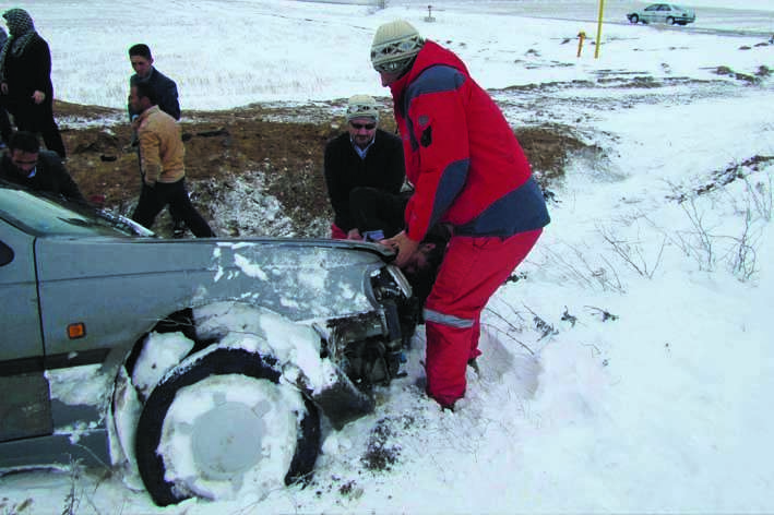  امدادرسانی نجاتگران جمعیت هلال احمرمیانه درراه بندان آقکند به روایت تصویر