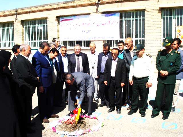  با حضور فرماندار ویژه میانه؛ سه مدرسه در میانه افتتاح و کلنگ زنی شد