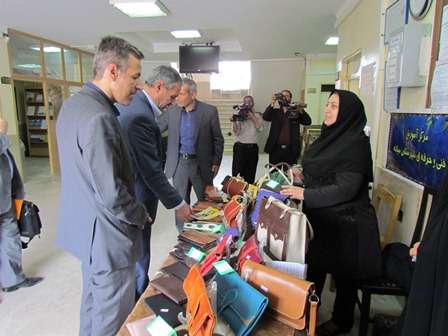  برپایی نمایشگاه اقتصاد مقاومتی با همکاری دانشگاه پیام نور میانه وسازمان فنی وحرفه ای میانه در دانشگاه پیام نور میانه