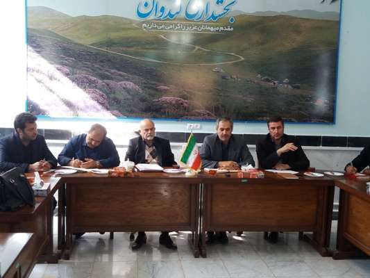  جلسه اقتصادمقاومتی توسعه روستایی باحضورفرماندارویژه شهرستان دربخشداری کندوان تشکیل شد.