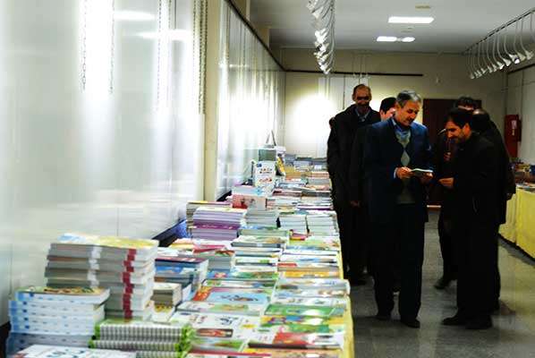  نمایشگاه‌ و فروشگاه کتاب میانه با حضور فرماندار میانه افتتاح شد