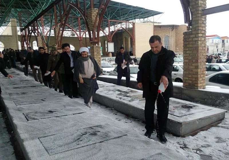  همزمان با دهه مبارک فجر مزار شهدای شهرستان میانه غبارروبی و عطرافشان شد