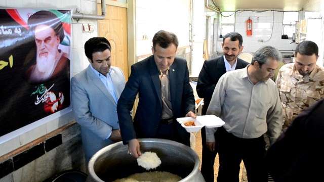  توزیع غذای گرم در بخش کندوان میانه به مناسبت گرامیداشت ارتحال امام خمینی (ره)