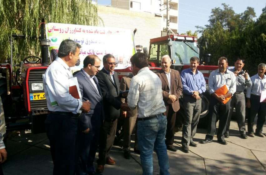  تحویل ۱۰ دستگاه تراکتور از محل تسهیلات صندوق توسعه ملی با عاملیت پست بانک در شهرستان میانه