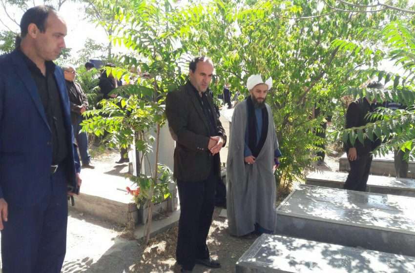  عطر افشانی و غبار روبی مزار مطهر شهدای ترکمانچای به مناسبت هفته دفاع مقدس با حضور امام جمعه ترکمانچای ، مسئولین ادارات و دانش آموزان