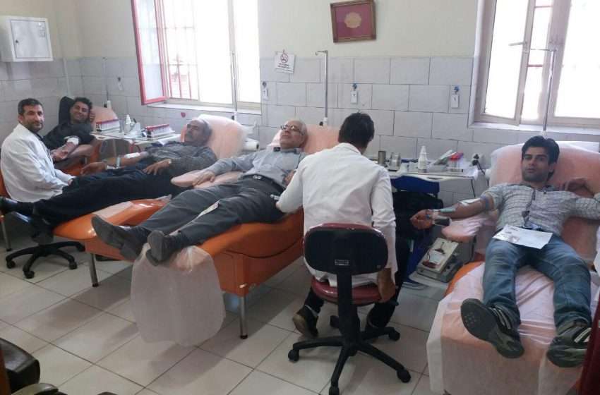  اهدا خون فرماندار میانه همگام با مردم برای کمک به زلزله زدگان کرمانشاه +تصاویر