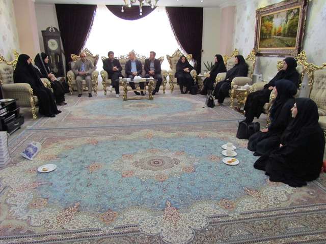  برگزاری محفل قرآنی باخانواده شهدا توسط دانشگاهیان پیام نور مرکز میانه