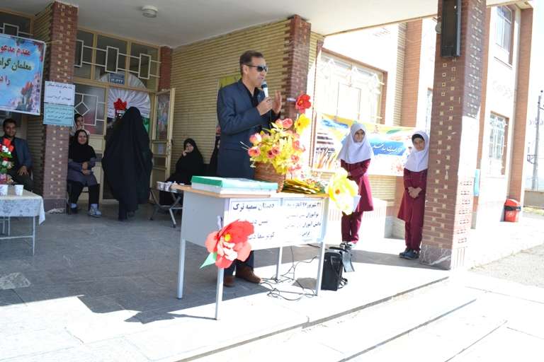  بخشدار کندوان میانه در جمع خردسالان و اولیای پیش دبستانی شهر ترک و در جشن شکوفه ها به مناسبت آغاز سال تحصیلی جدید تقارن این روز با هفته دفاع مقدس را به فال نیک گرفت.