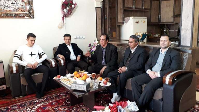  معاون عمرانی فرماندار میانه با حضور در منزل امیرمحمد بخشی، قهرمانی وی را تبریک گفت