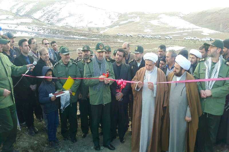  فرمانده سپاه عاشورا: استقلال، جمهوریت و اسلامیت از مهمترین دستاوردهای انقلاب اسلامی/ افتتاح ۳ پروژه محرومیت زایی در شهرستان/ دیدار با خانواده شهیدان بازیار