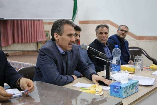  ساجدی فر معاون مدیرکل و مدیر آموزش و پرورش میانه در جلسه شورای دبیران شاهد صادقی پور و استاد شهریار؛ معلم عنصر کلیدی و اثرگذار در مدرسه است
