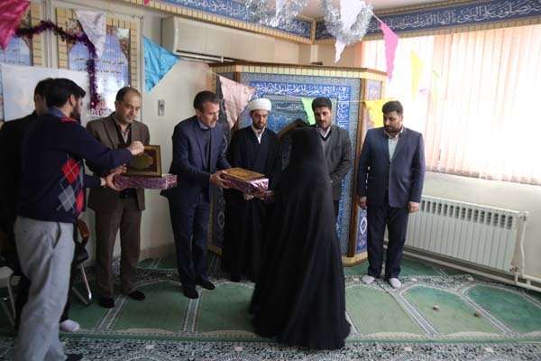  به مناسبت سالروز ولادت حضرت فاطمه (س) و روز زن؛ از بانوان شاغل در مدیریت آموزش و پرورش میانه تجلیل شد