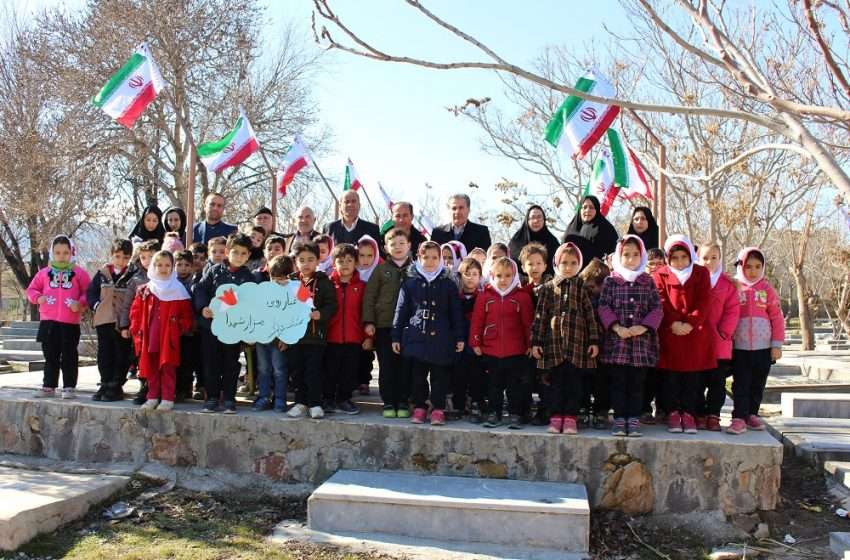  مراسم غبار روبی مزار شهدای شهر آچاچی توسط مسئولین با مهد کودک شاپرک