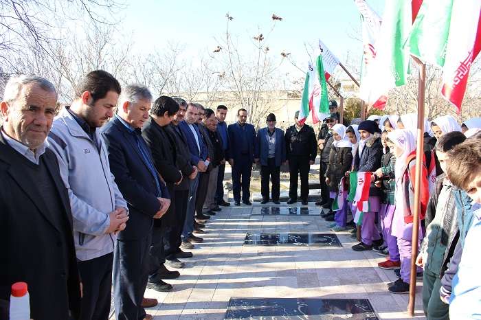  مراسم غبار روبی پرشکوه مزار شهداء آچاچی و بیئت دوباره با شهیدان انقلاب اسلامی به مناسبت ایام دهه فجر