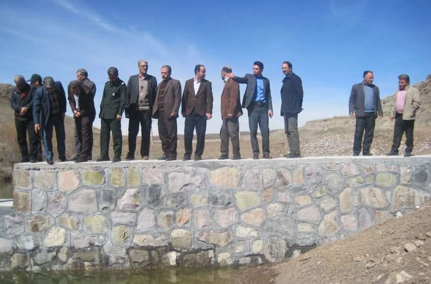  بازدید مدیرجهادکشاورزی، رئیس منابع طبیعی میانه و اعضای شورای اداری بخش کندوان از پروژه های آبخیزداری در پنجمین روز از هفته منابع طبیعی