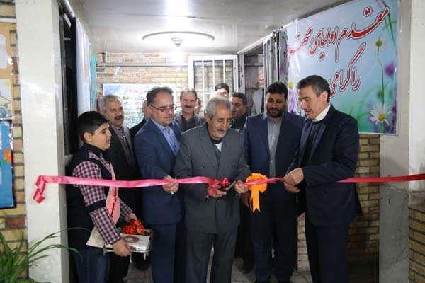  معاون مدیرکل و مدیر آموزش و پرورش میانه در مراسم افتتاح نمایشگاه دستاوردهای پرورشی مدارس غیردولتی منطقه میانه؛ مدارس غیردولتی همپای سایر مدارس در حوزه آموزشی و پرورشی سرآمد هستند