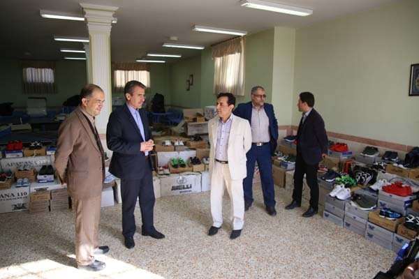  در آستانه فرارسیدن سال نو؛ ۱۵۵۰ جفت کفش توسط خیرین (میانه ای های مقیم تهران) به دانش آموزان بی بضاعت اهدا شد