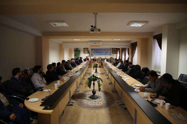  ساجدی فر در اولین روز کاری سال ۱۳۹۸ در دیدار با کارکنان ستادی منطقه؛ امسال تسریع روحیه کارآفرینی در بین دانش آموزان، نهادینه شدن فرهنگ حمایت از رونق تولید در بین جامعه فرهنگیان اولویت آموزش و پرورش منطقه است