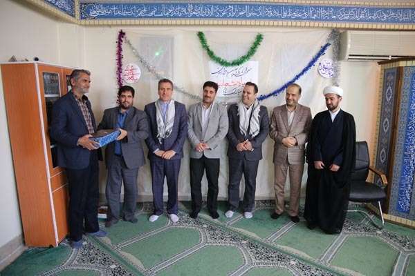  به مناسبت میلاد حضرت ابوالفضل(ع) و روز جانباز و در راستای تقدیر و تجلیل از مقام بالای جانبازان؛ از داود آزادی جانباز هشت سال دفاع مقدس مدیریت منطقه تقدیر به عمل آمد