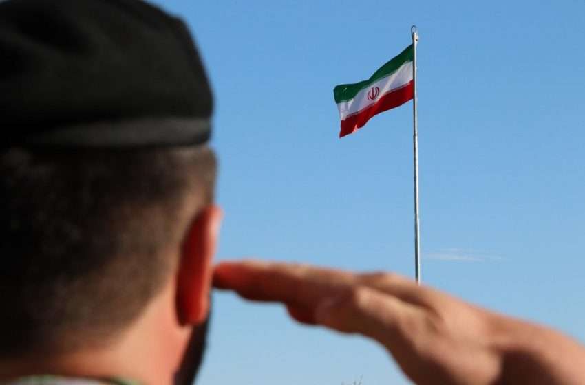  تصاویر/ بمناسبت روز ارتش، صبحگاه مشترک نیروهای نظامی و انتظامی شهرستان میانه در پادگان این شهرستان برگزار شد