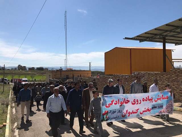  همایش پیاده روی به مناسبت گرامیداشت روزهای شورا، کارگر و معلم در بخش کندوان برگزارشد