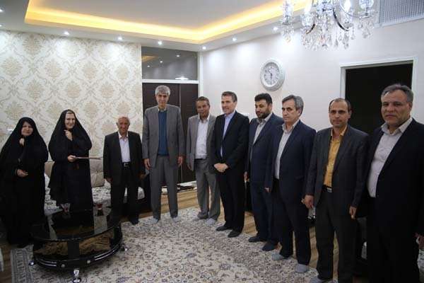  در ادامه برنامه های هفته تکریم مقام معلم؛ معاون مدیرکل و مدیر آموزش و پرورش میانه با خانواده همکار متوفی دیدار کرد