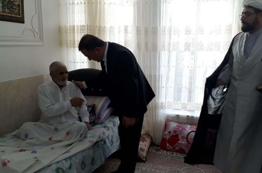  فرماندار ویژه میانه از امام جماعت فرمانداری که در بستر بیماری است عیادت کرد
