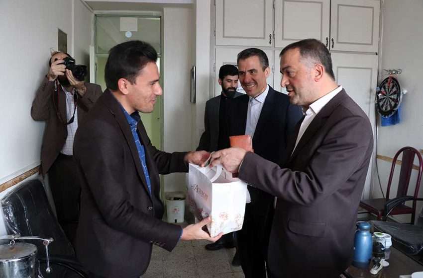  گزارش تصویری/فرماندار ویژه میانه با حضور در اداره آموزش و پرورش، روز معلم را به کارکنان این اداره تبریک گفت