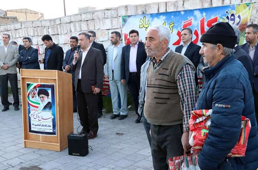  گزارش تصویری/ فرماندار ویژه میانه با حضور در جمع کارگران ساختمانی در میدان کارگر، روز کارگر را به آنان تبریک گفت