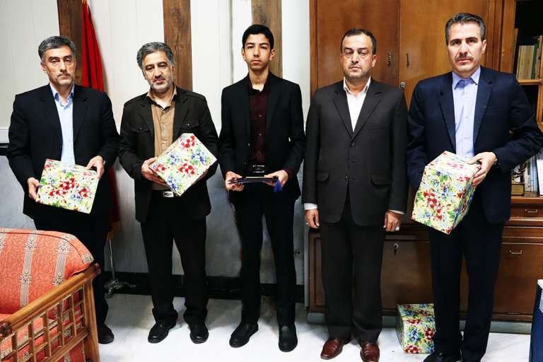  فرماندار ویژه میانه از دانش آموز حافظ کل قرآن کریم تجلیل کرد