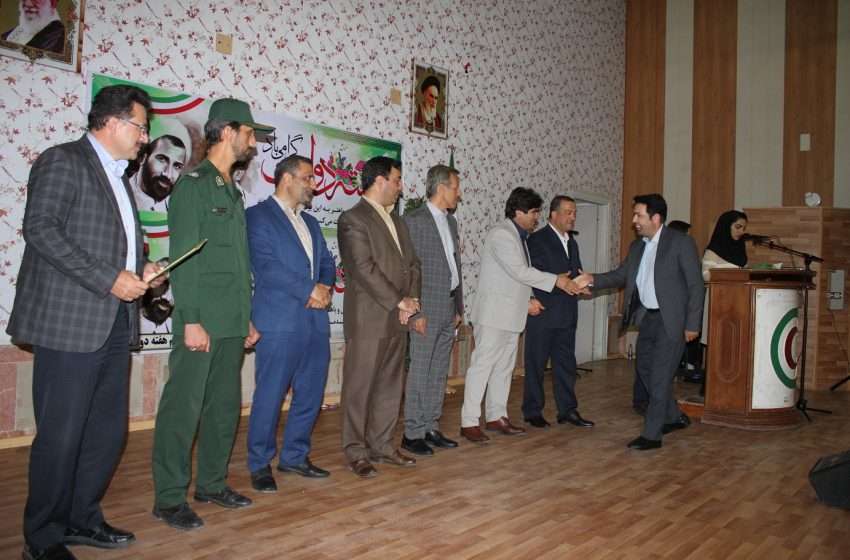  قدردانی از کارمند امور منابع آب شهرستان میانه در آیین تجلیل از کارمندان نمونه دستگاههای شهرستان به مناسبت روز کارمند