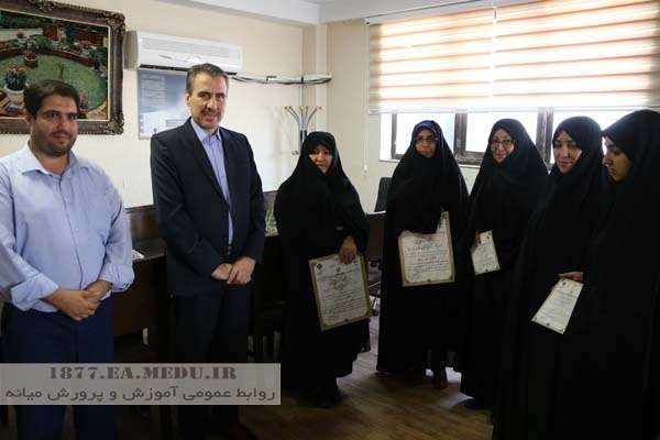  همزمان با برگزاری جشنواره مالک اشتر؛ مدیر آموزش و پرورش میانه از منتخبین جشنواره تجلیل کرد