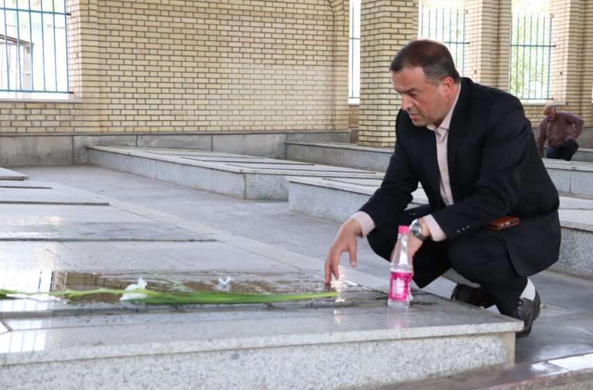  بمناسبت هفته دفاع مقدس، مزار مطهر شهدا غباروبی و عطرافشانی شد