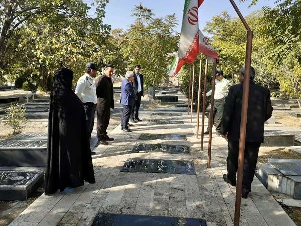  غبار روبی مزار شهدای شهر آچاچی از سلسله برنامه های پویش مهر حسینیر روبی مزار شهدای شهر آچاچی از سلسله برنامه های پویش مهر حسینی