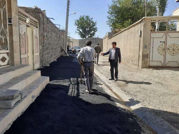  ادامه عملیات پخش آسفالت در معابر شهر آچاچی