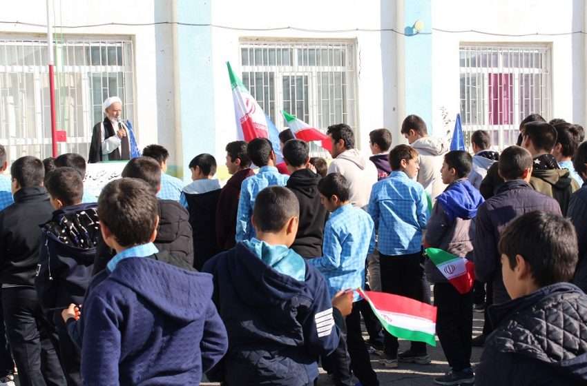  زنگ استکبارستیزی در مدارس بخش کاغذکنان به صدا درآمد.