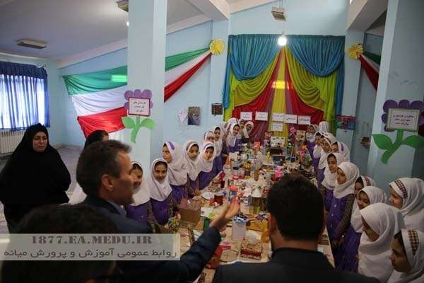  برپایی نمایشگاه دست ساخته های دانش آموزان دبستان های زینب کبری(س) ۱ و ۲ میانه با زباله های دور ریختنی