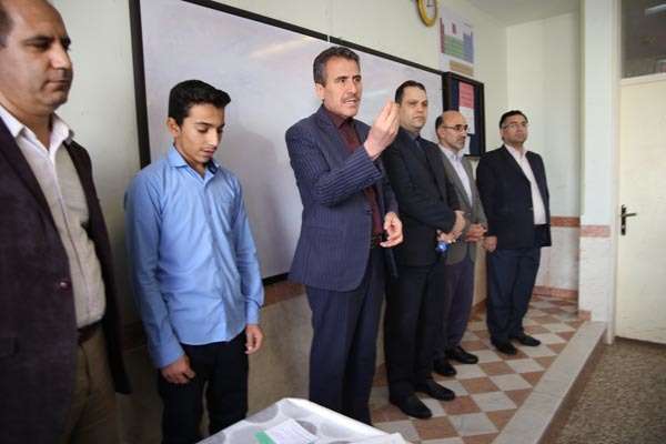  همزمان با آغازین روز هفته پژوهش؛ مدیر آموزش و پرورش میانه از دانش آموزان فناور در جشنواره رویش تقدیر کرد