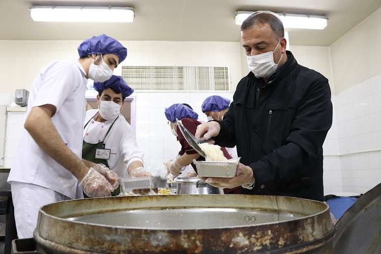  در حضور فرماندار ویژه میانه، ۴۰۰پرس غذا در بین بیماران و کادر درمان بیمارستان های خاتم و برکت امام(ره)میانه از سوی آستان قدس رضوی توزیع شد