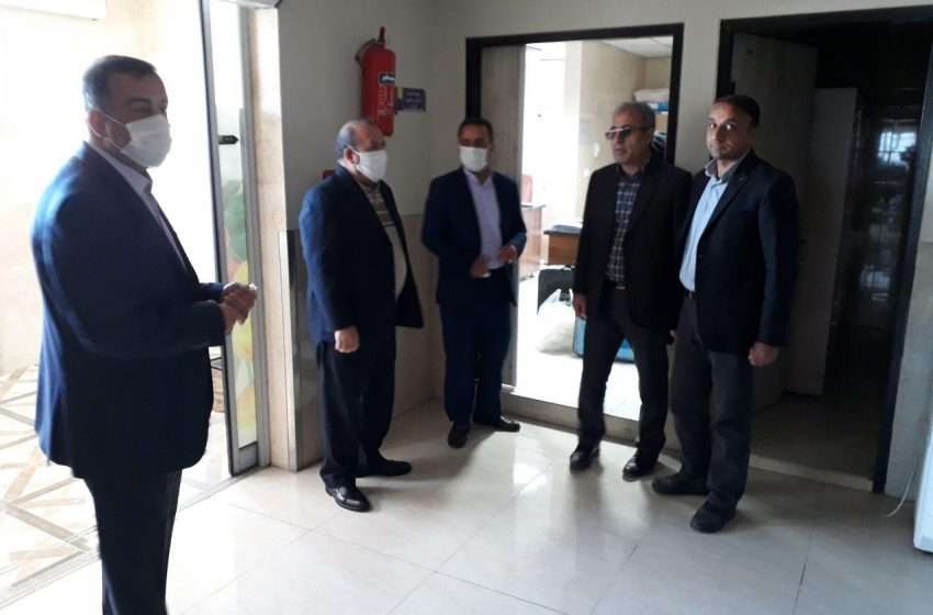  در حضور فرماندار ویژه میانه:  اهدای ۲۵۰ عدد لباس گان و ماسک از سوی تولیدی روکش صندلی اتومبیل در میانه به بیمارستان برکت امام (ره)