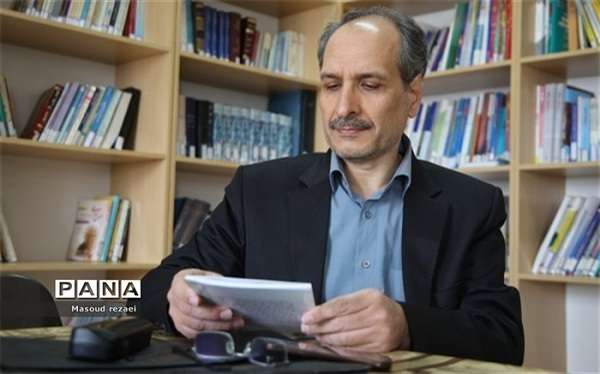  معلم نویسنده منتخب میانه ای؛ نوشتن: مواجهه ی فعال با تجربه ی زیسته است